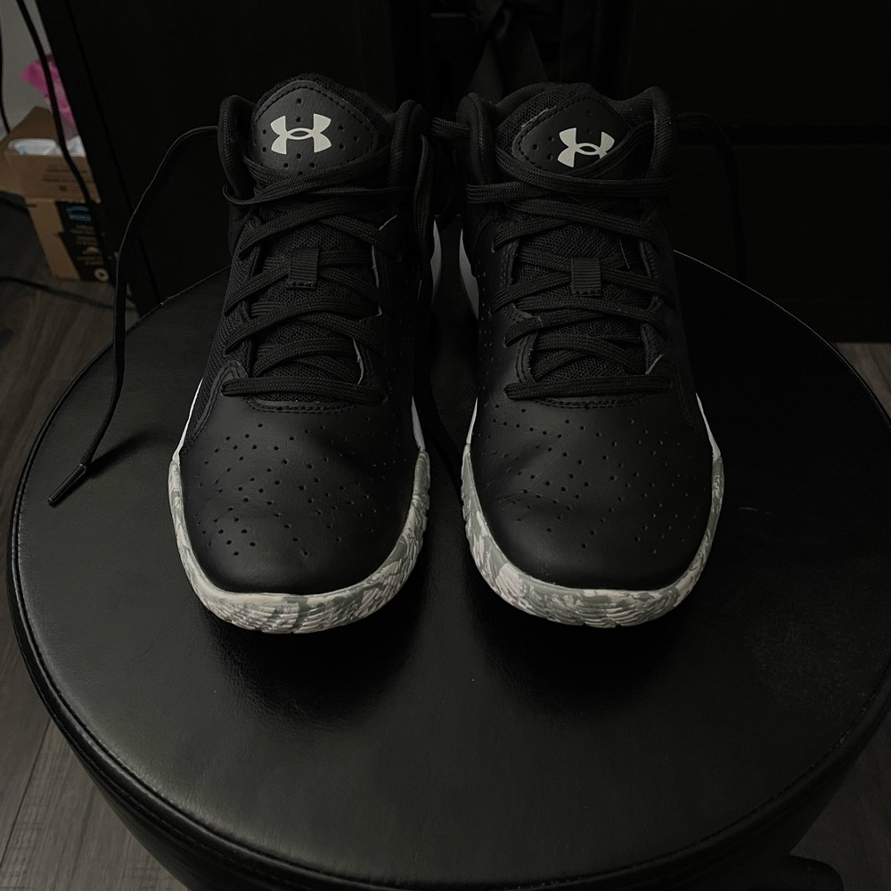 Black Under Armour 🏀sneakers Size 5.5 US(kids)